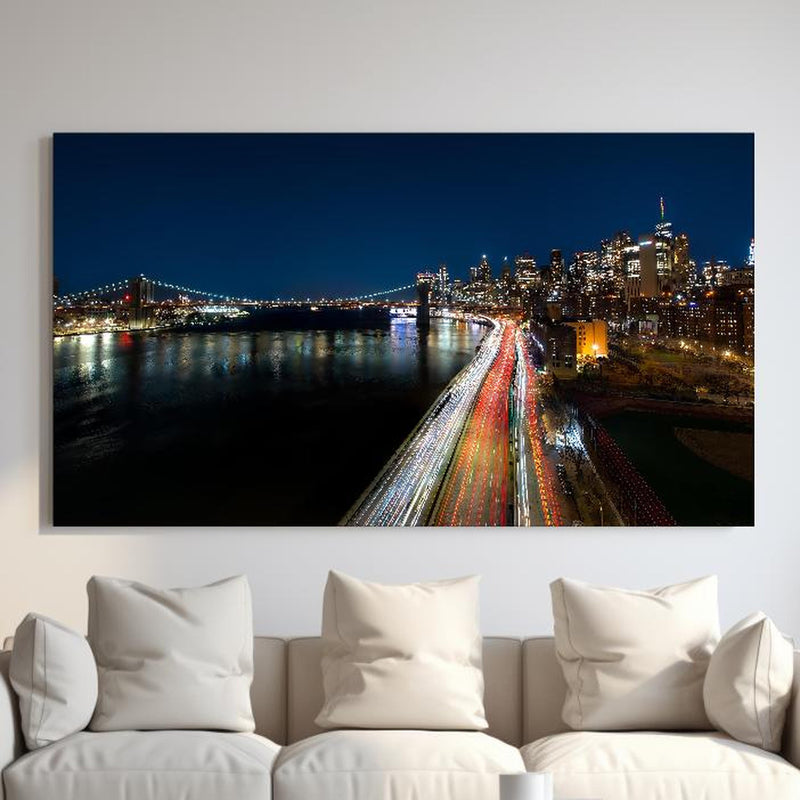 Wandbild - New York Light Night hinter sanfter Couch mit cremefarbenen großen Kissen Zoom