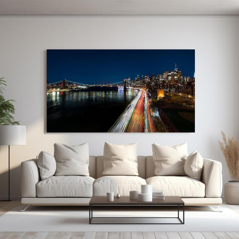 Wandbild - New York Light Night hinter sanfter Couch mit cremefarbenen großen Kissen