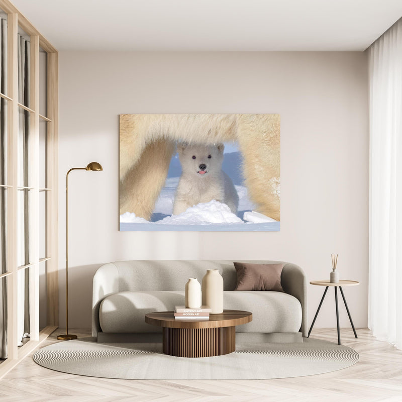 Wandbild - Niedliches Jungtier - Eisbär in minimalistisch eingerichtetem cremefarbenen Wohnzimmer