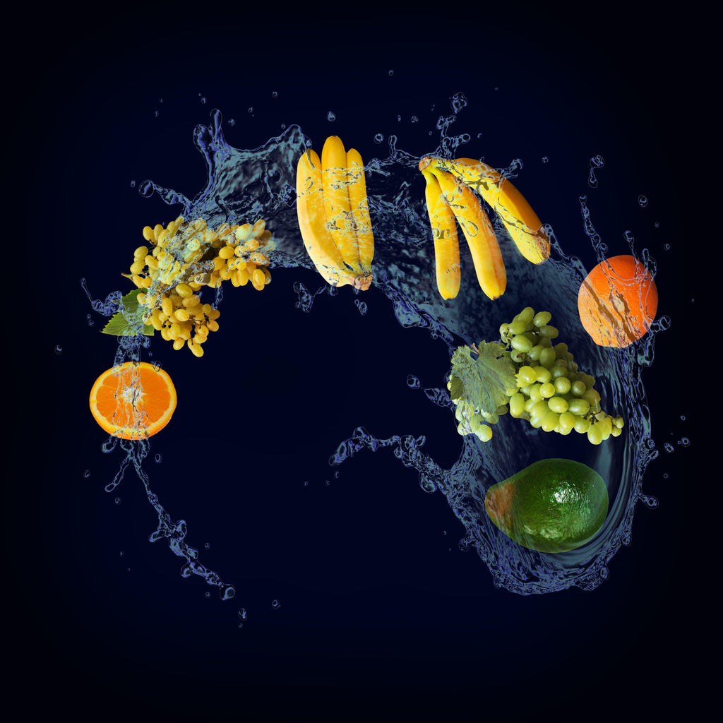 Wandbild-Obstsorten mit blauen Wasserspritzern