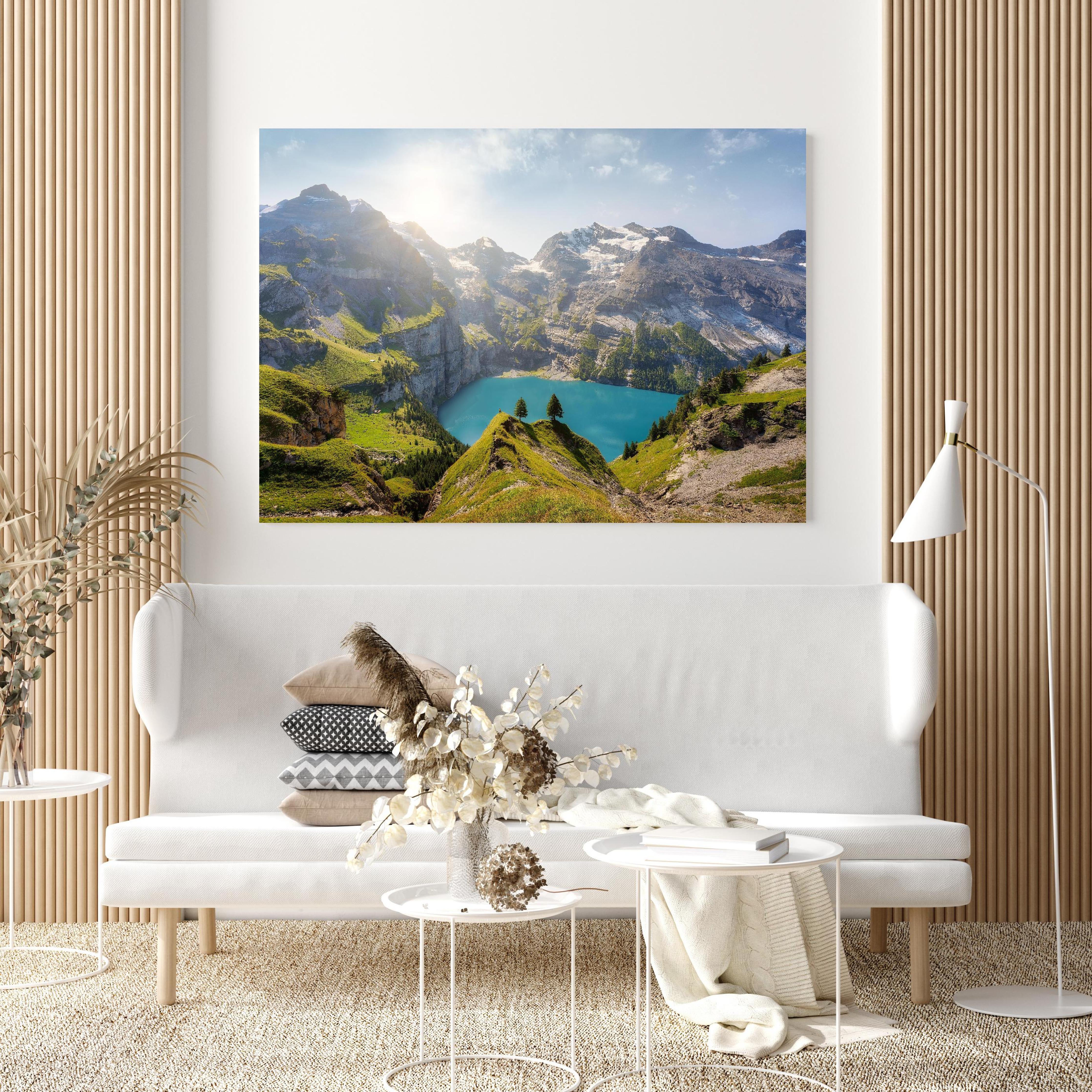 Wandbild - Oeschinensee in den Schweizer Alpen in extravagant gestaltetem Raum mit minimalistischer Couch-quadratisch