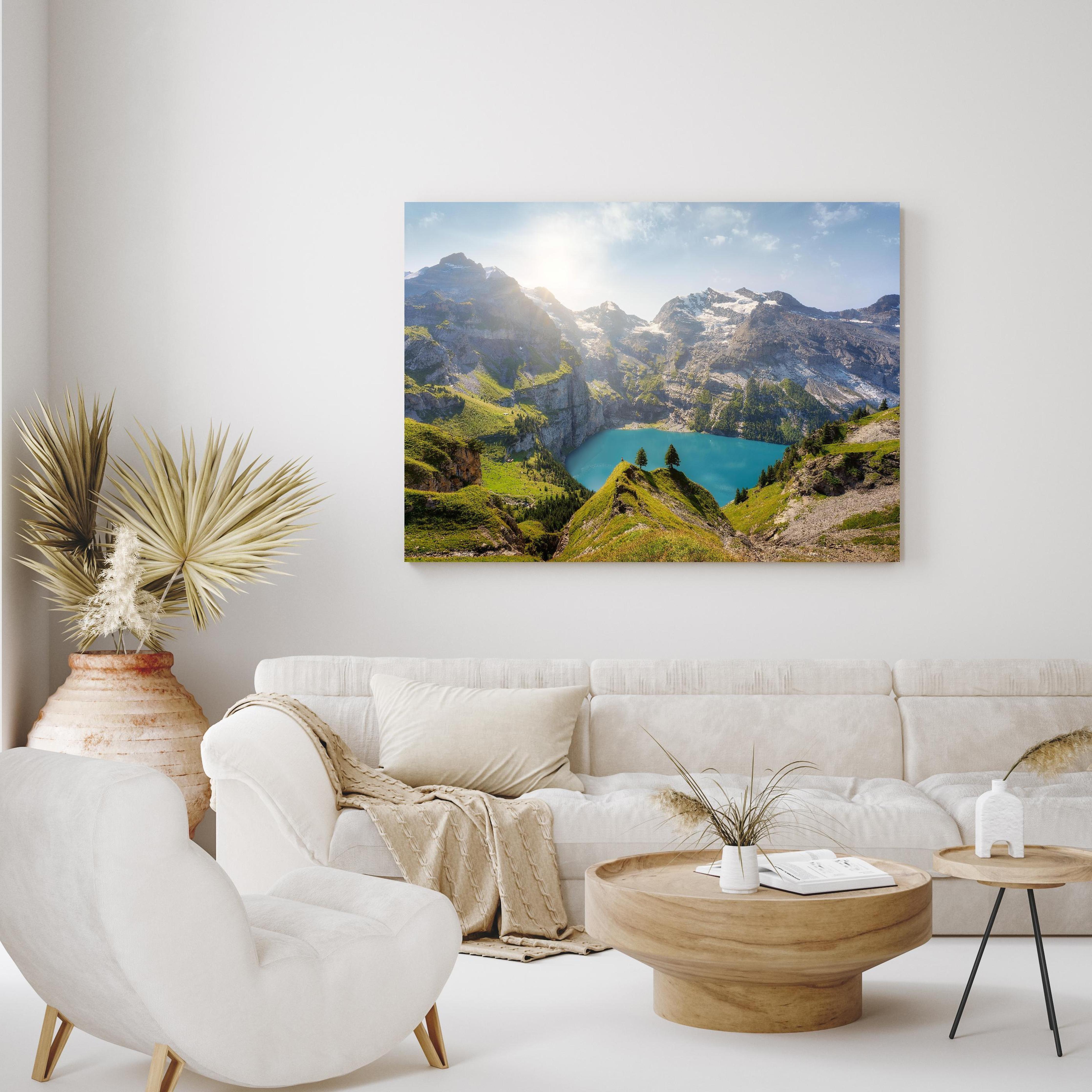 Wandbild - Oeschinensee in den Schweizer Alpen in exotisch eingerichtetem Wohnzimmer über gemütlicher Couch