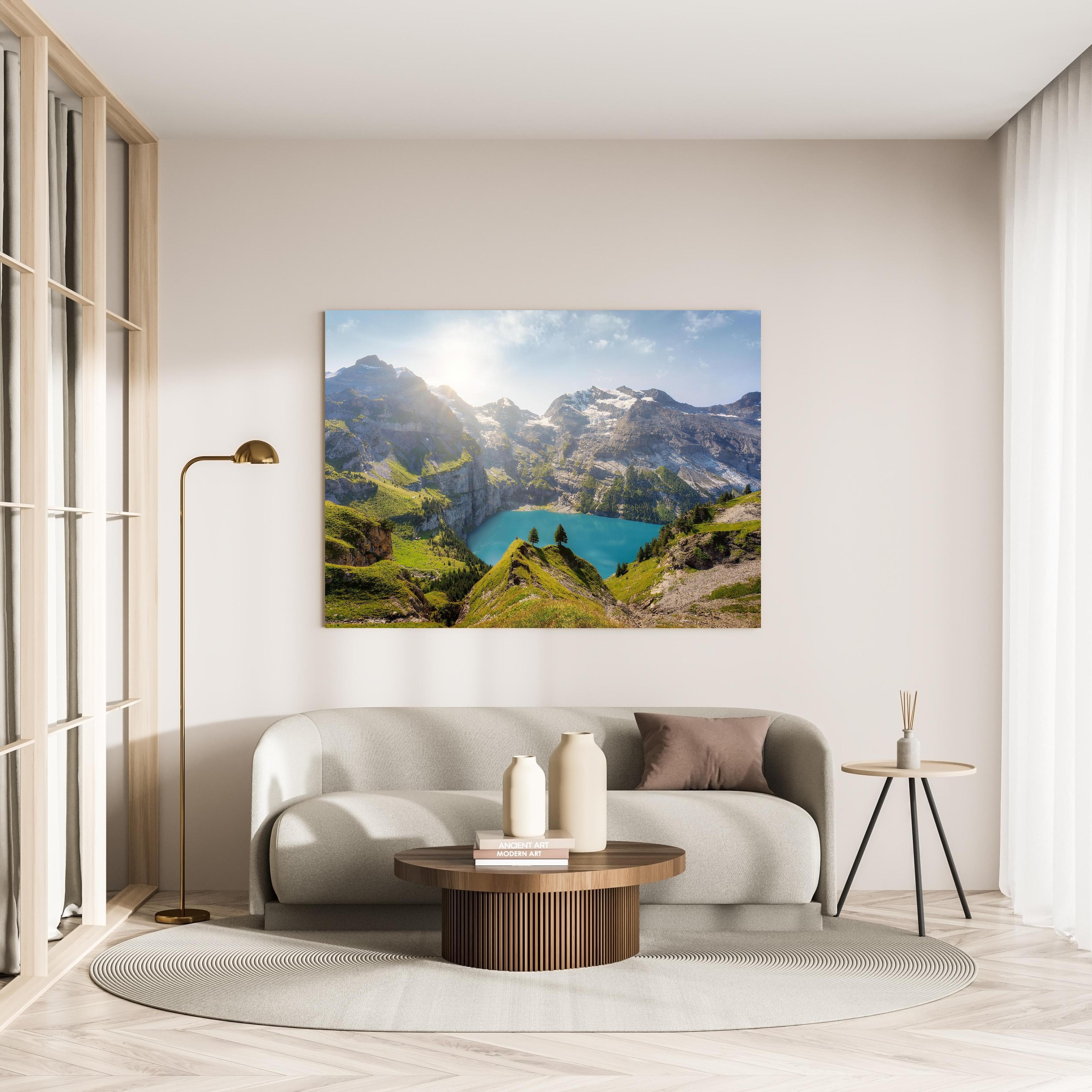 Wandbild - Oeschinensee in den Schweizer Alpen in minimalistisch eingerichtetem cremefarbenen Wohnzimmer