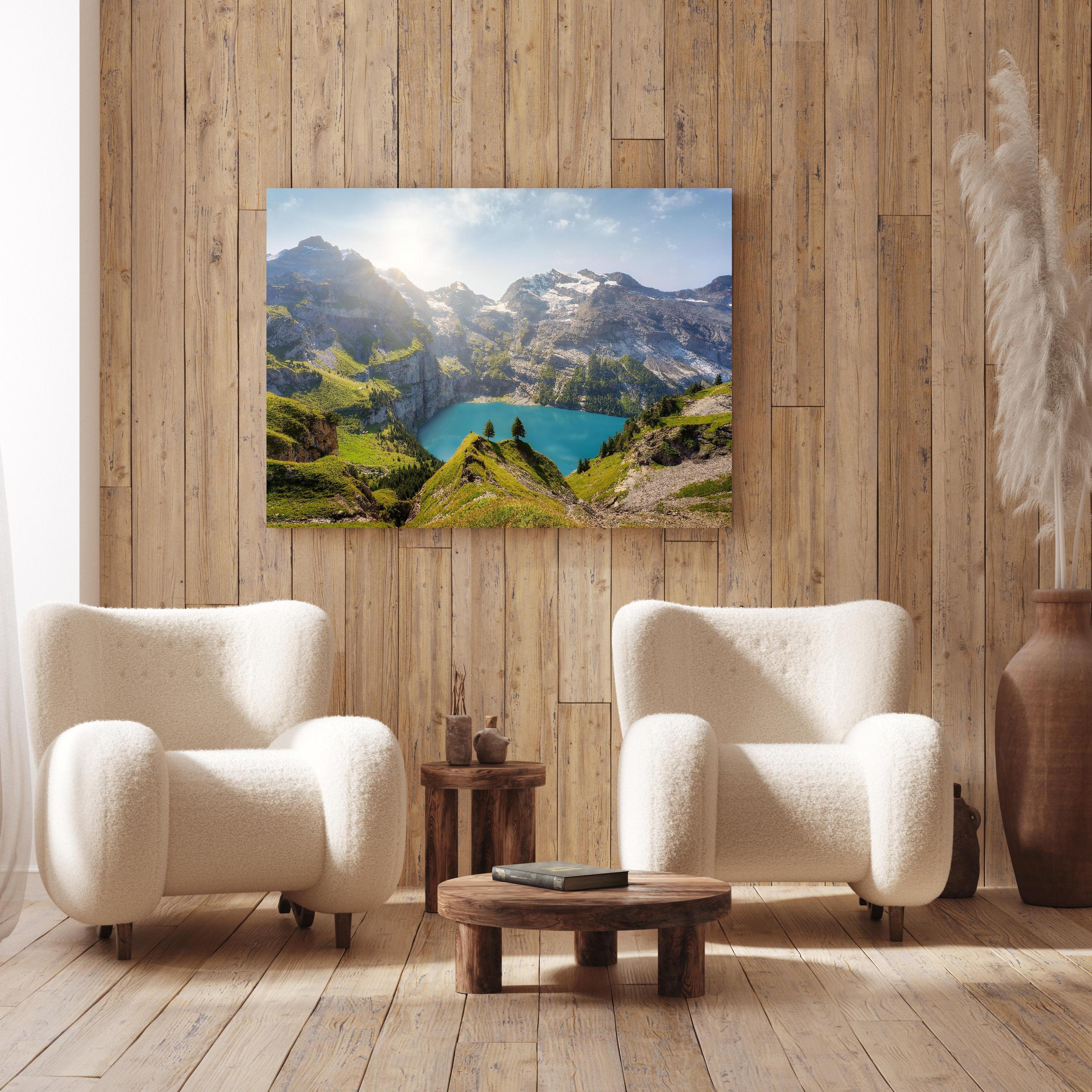 Wandbild - Oeschinensee in den Schweizer Alpen an Holzwand hinter sanften Sesseln mit Plüschbezug