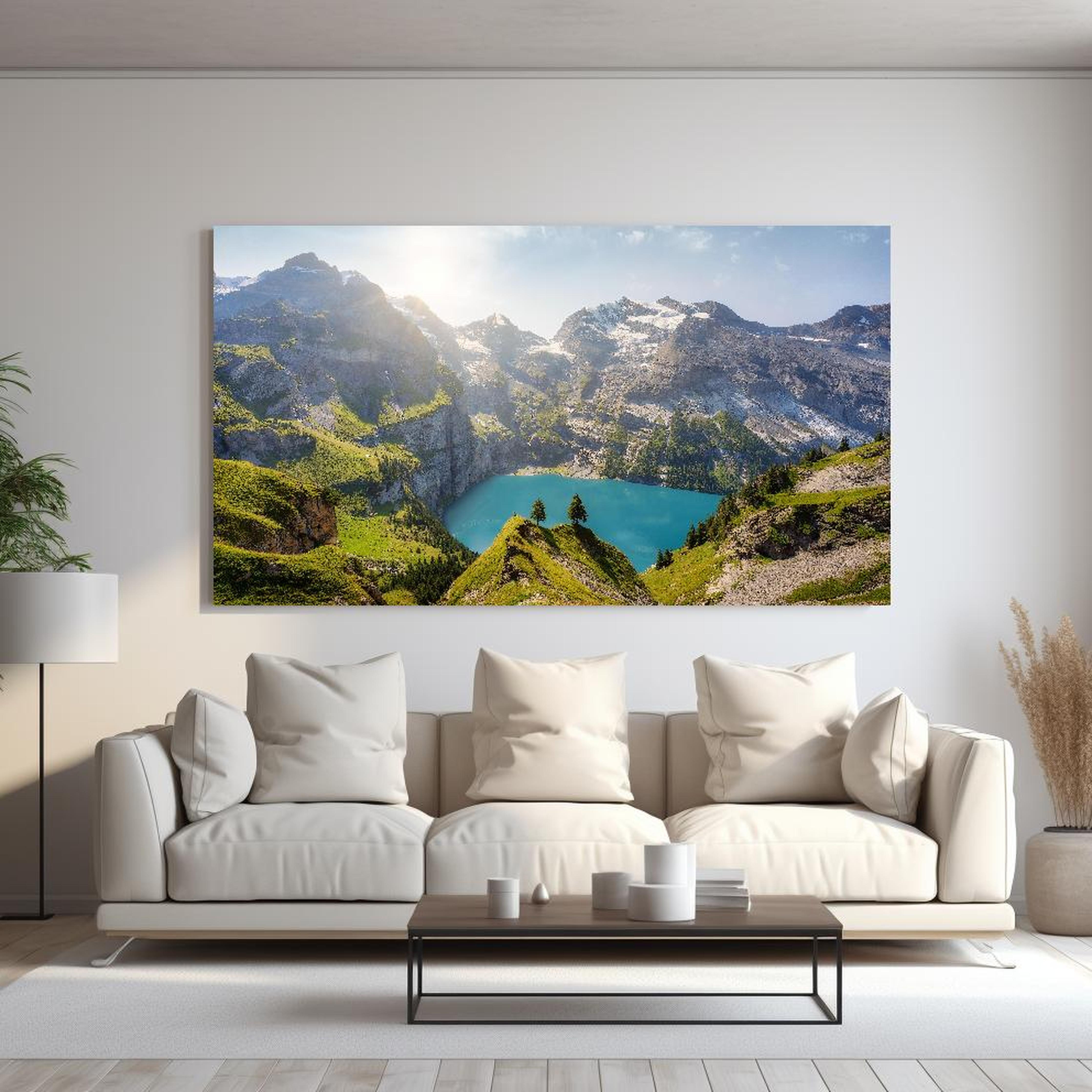 Wandbild - Oeschinensee in den Schweizer Alpen hinter sanfter Couch mit cremefarbenen großen Kissen