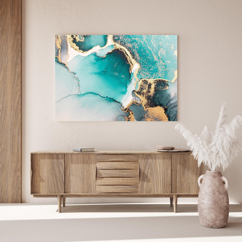 Wandbild - Ozean Blaue Flüssigkunst über Holzkommode hinter dekorativer Zimmerpflanze