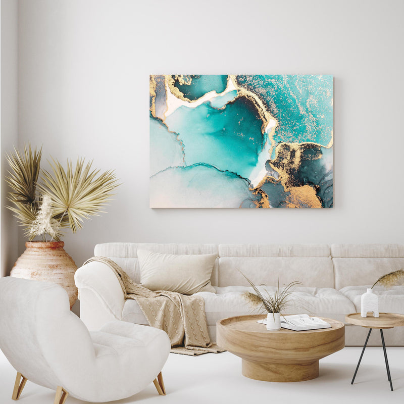 Wandbild - Ozean Blaue Flüssigkunst in exotisch eingerichtetem Wohnzimmer über gemütlicher Couch