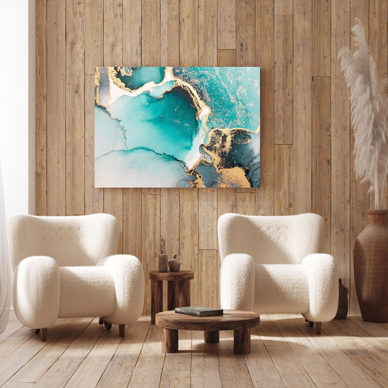 Wandbild - Ozean Blaue Flüssigkunst an Holzwand hinter sanften Sesseln mit Plüschbezug