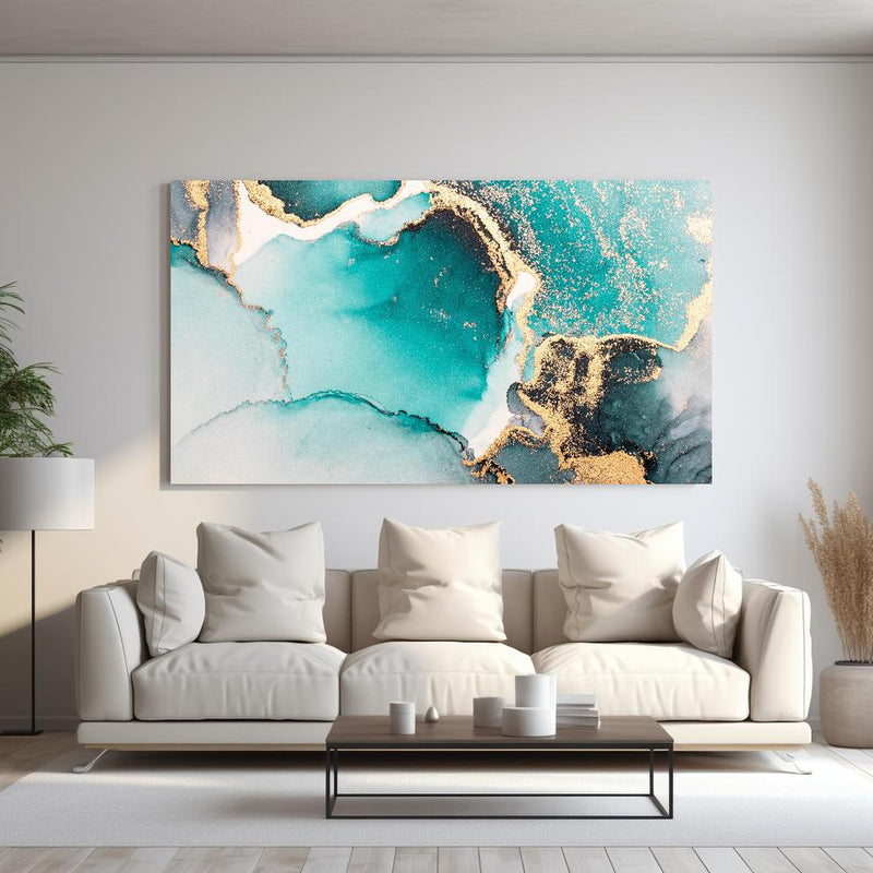 Wandbild - Ozean Blaue Flüssigkunst hinter sanfter Couch mit cremefarbenen großen Kissen