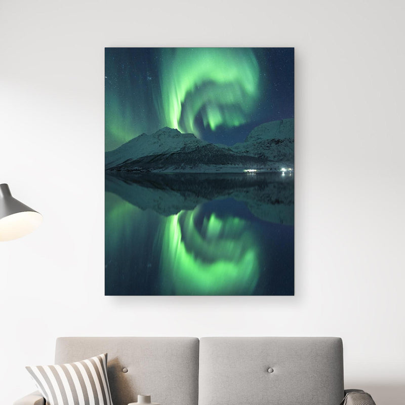 Wandbild - Polarlichter im Sternenhimmel in Norwegen in gemütlichem Wohnzimmer neben grauer Retro-Lampe Zoom