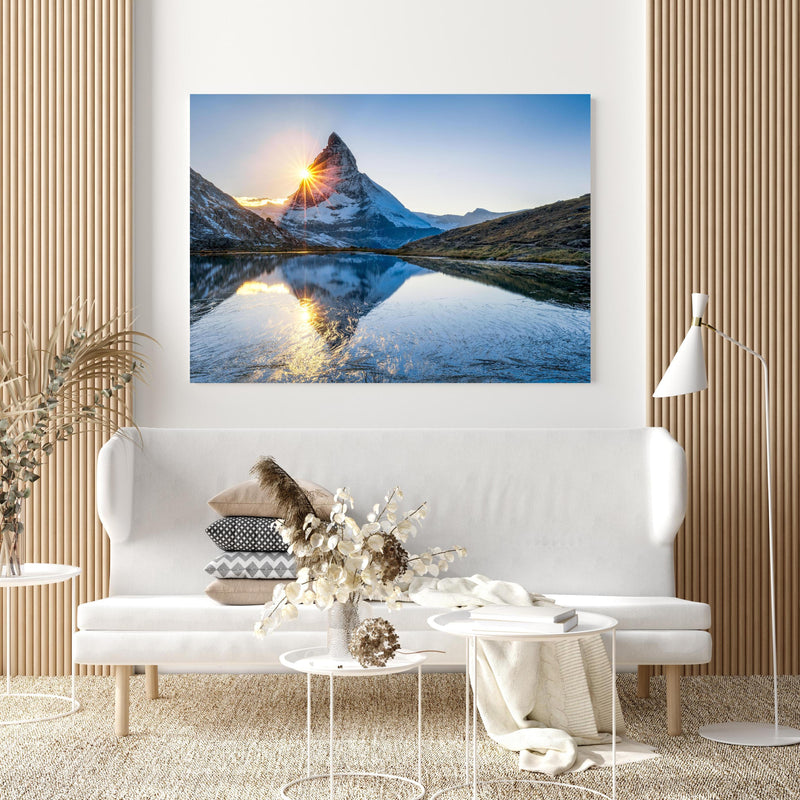 Wandbild - Riffelsee und Matterhorn in den Alpen in extravagant gestaltetem Raum mit minimalistischer Couch-quadratisch