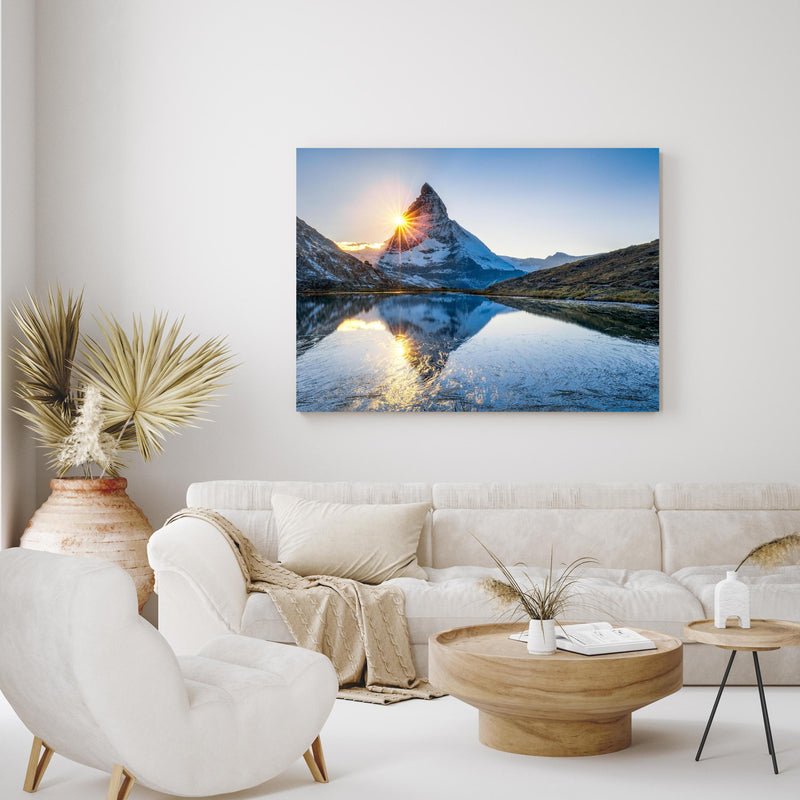 Wandbild - Riffelsee und Matterhorn in den Alpen in exotisch eingerichtetem Wohnzimmer über gemütlicher Couch