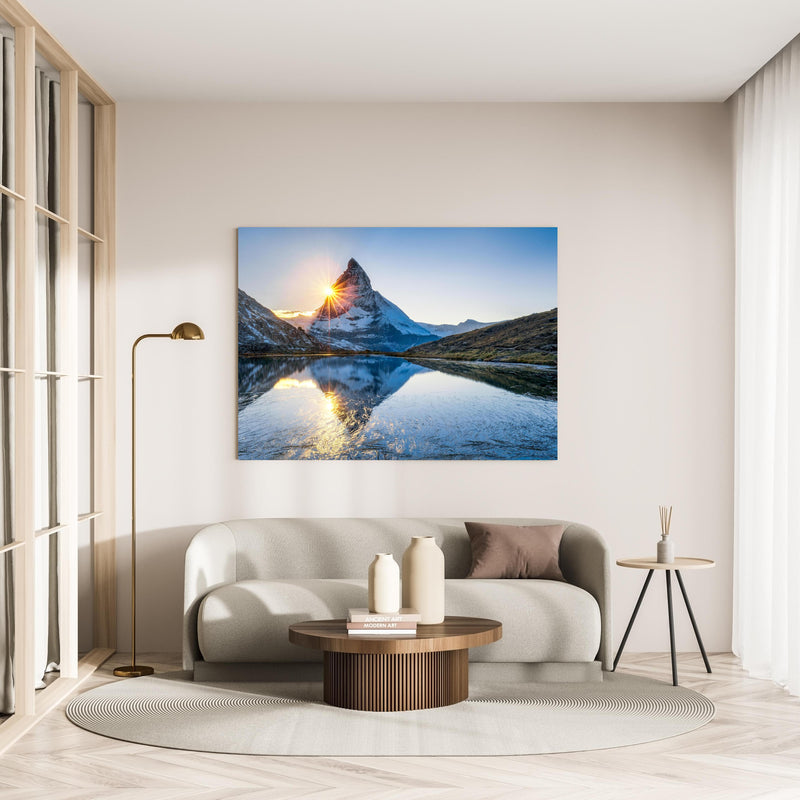 Wandbild - Riffelsee und Matterhorn in den Alpen in minimalistisch eingerichtetem cremefarbenen Wohnzimmer