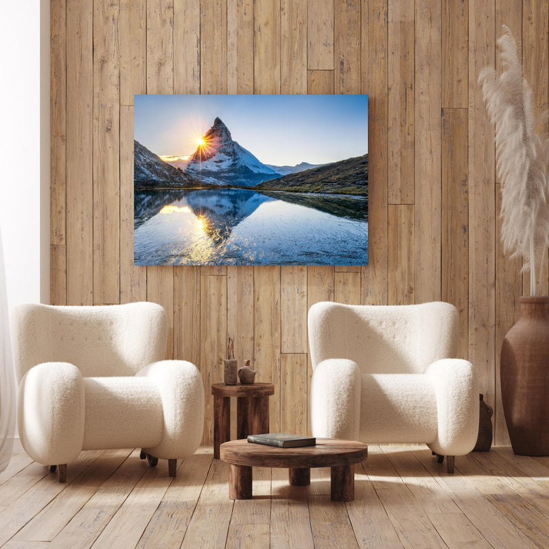 Wandbild - Riffelsee und Matterhorn in den Alpen an Holzwand hinter sanften Sesseln mit Plüschbezug