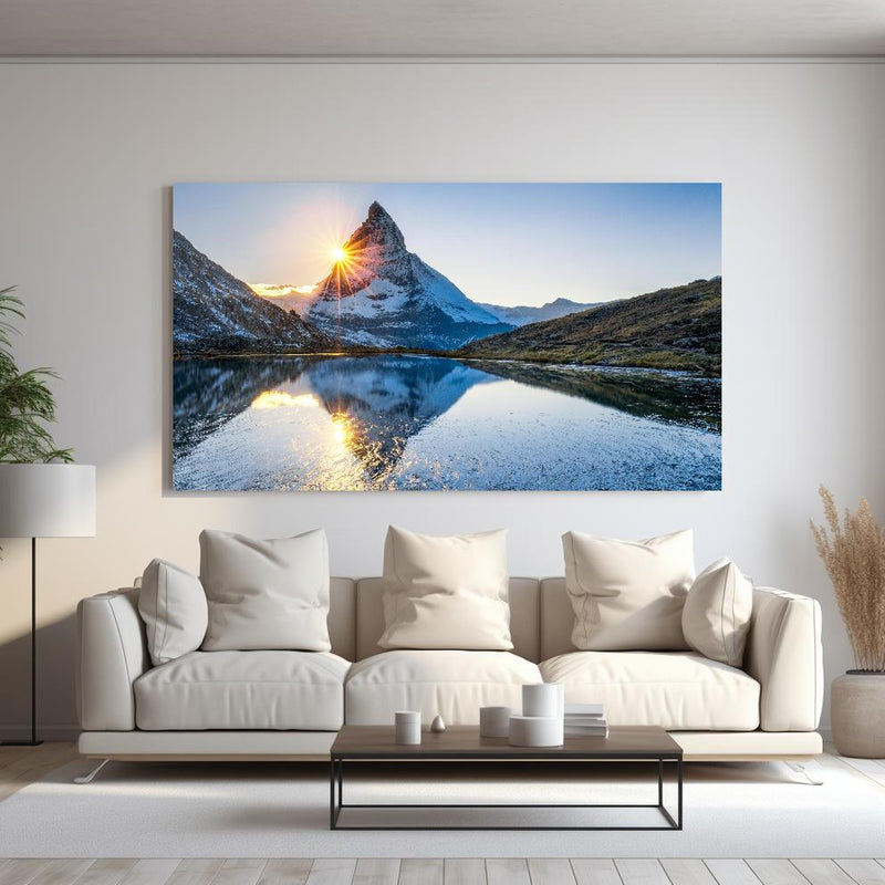 Wandbild - Riffelsee und Matterhorn in den Alpen hinter sanfter Couch mit cremefarbenen großen Kissen