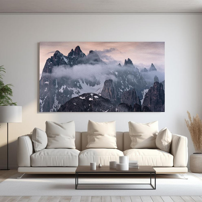 Wandbild - Rocky Castle hinter sanfter Couch mit cremefarbenen großen Kissen