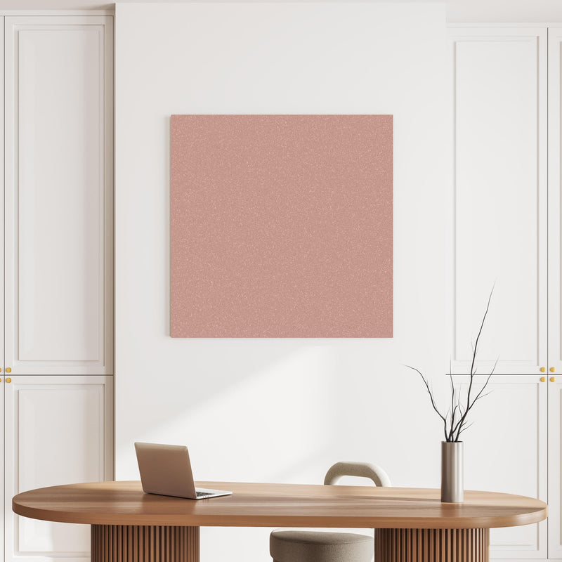 Wandbild - Rosa Wandtextur - Korallenfarbe über ovalem Holztisch mit zeitloser Vase