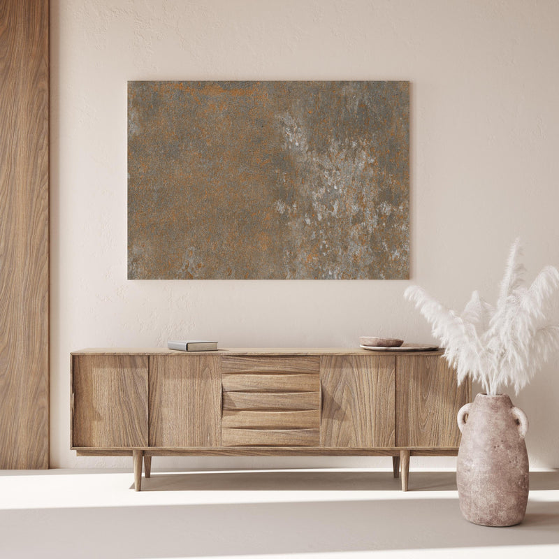 Wandbild - Rostiger Naturstein über Holzkommode hinter dekorativer Zimmerpflanze