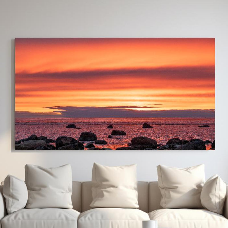 Wandbild - Schöner Sonnenuntergang am Meer hinter sanfter Couch mit cremefarbenen großen Kissen Zoom