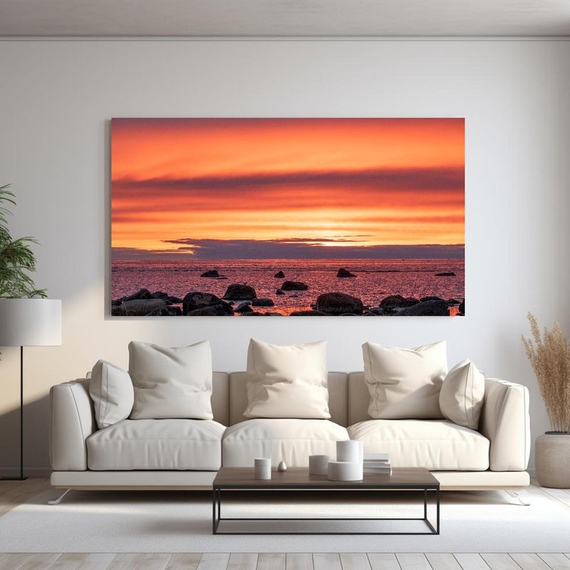 Wandbild - Schöner Sonnenuntergang am Meer hinter sanfter Couch mit cremefarbenen großen Kissen
