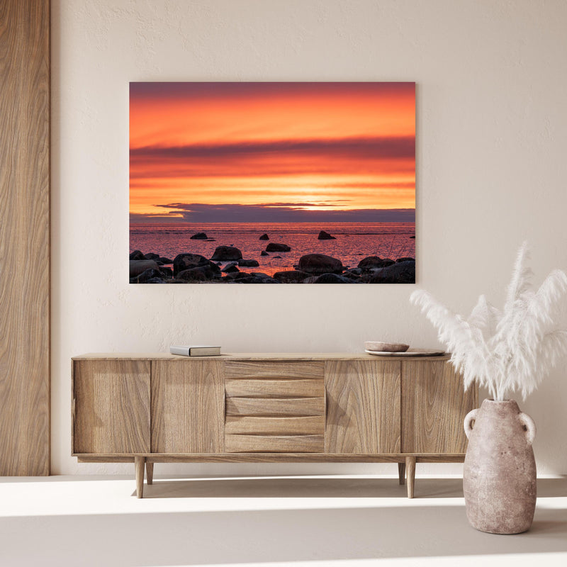 Wandbild - Schöner Sonnenuntergang am Meer über Holzkommode hinter dekorativer Zimmerpflanze