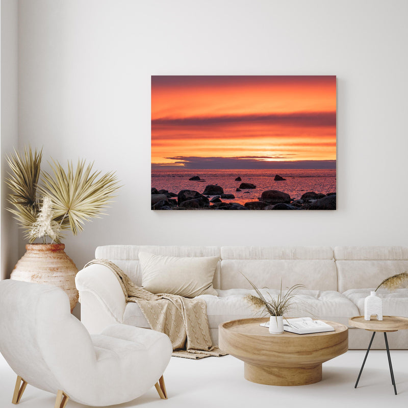 Wandbild - Schöner Sonnenuntergang am Meer in exotisch eingerichtetem Wohnzimmer über gemütlicher Couch