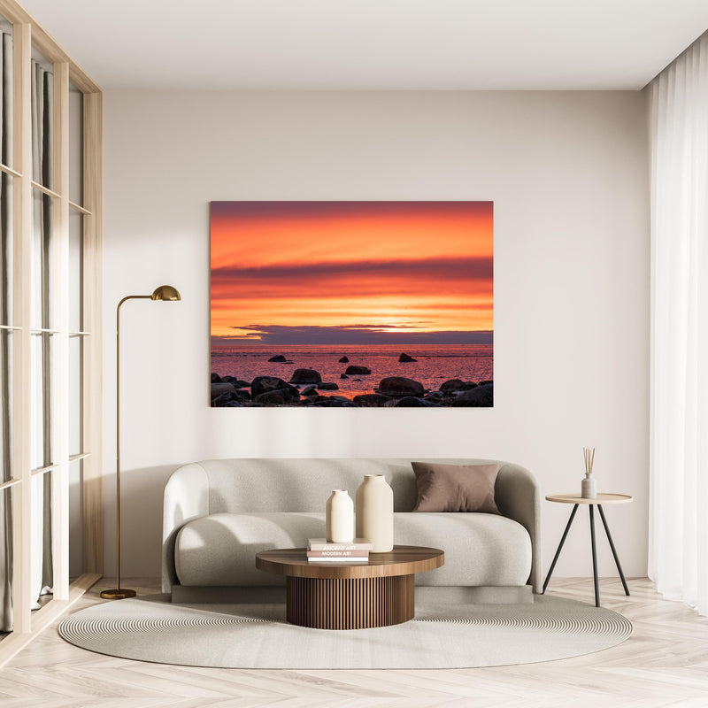 Wandbild - Schöner Sonnenuntergang am Meer in minimalistisch eingerichtetem cremefarbenen Wohnzimmer