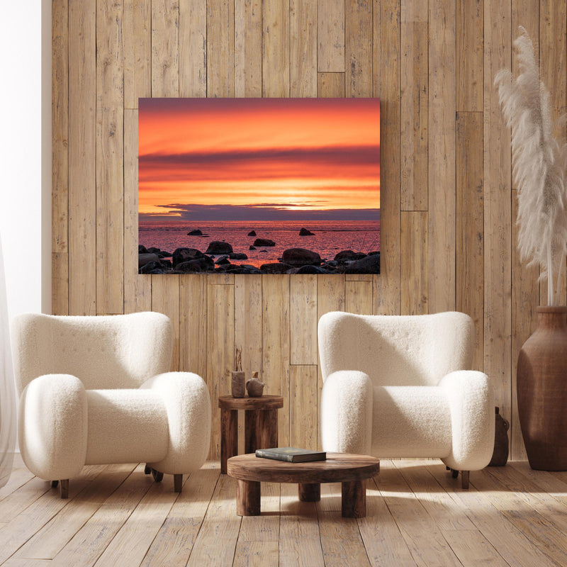 Wandbild - Schöner Sonnenuntergang am Meer an Holzwand hinter sanften Sesseln mit Plüschbezug
