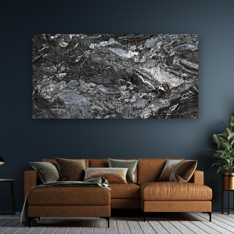 Wandbild - Schwarzer Marmor - Natur an dunkelgrüner Wand über klassischem Sofa