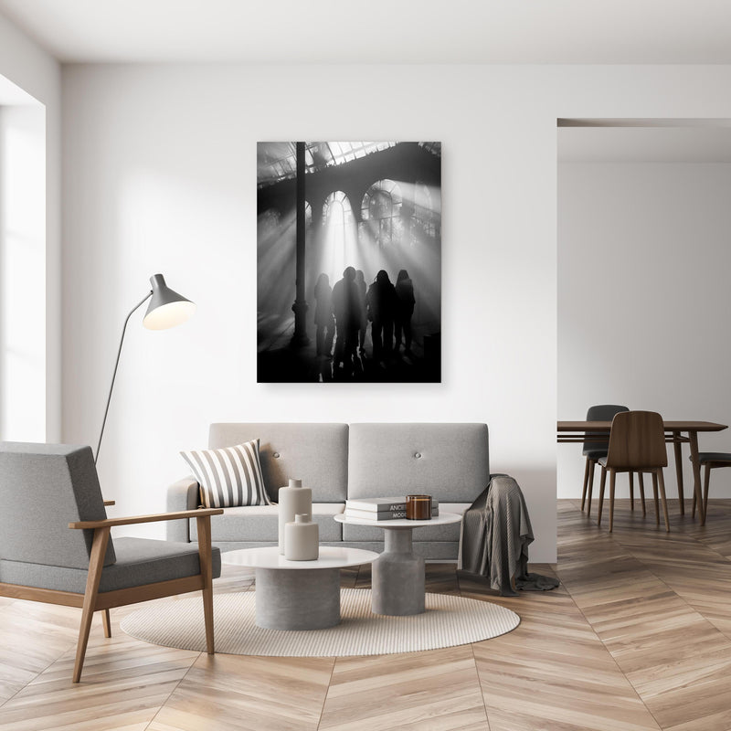Wandbild - Silhouetten von Menschen in gemütlichem Wohnzimmer neben grauer Retro-Lampe