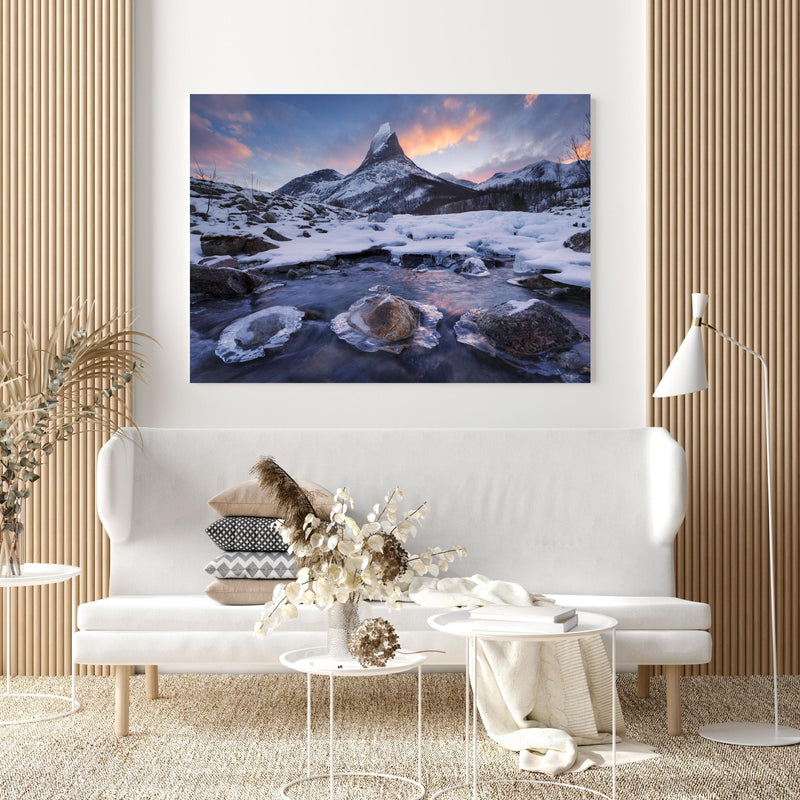 Wandbild - Spear Mountain in extravagant gestaltetem Raum mit minimalistischer Couch-quadratisch