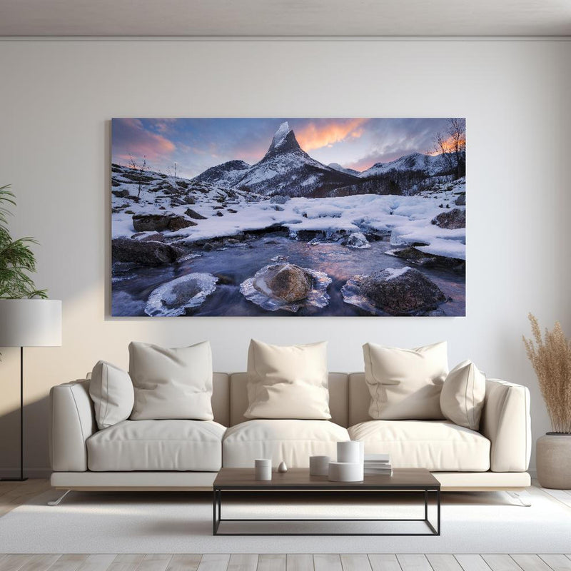 Wandbild - Spear Mountain hinter sanfter Couch mit cremefarbenen großen Kissen