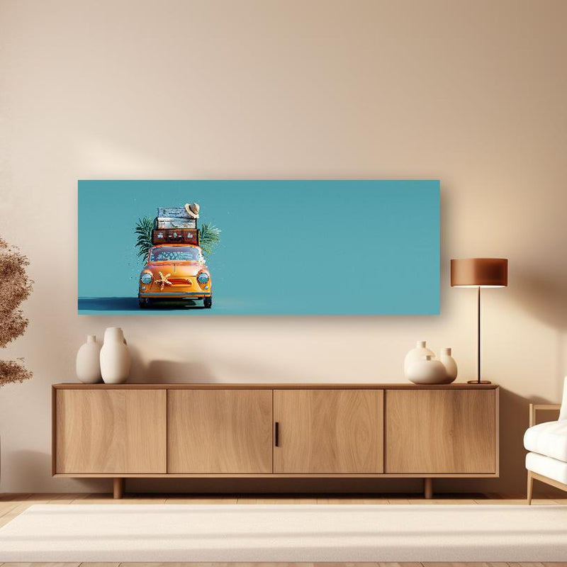 Wandbild - Spielzeugauto mit Reisegepäck - blauer Hintergrund in dezentem Wohnzimmer mit geölter Holzkommode