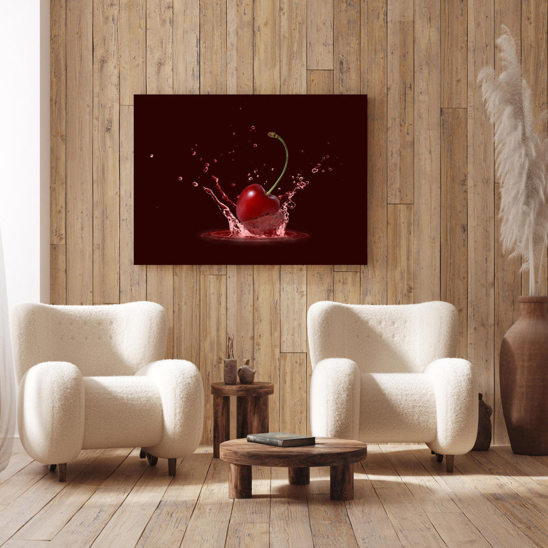 Wandbild - Spritzige Kirsche an Holzwand hinter sanften Sesseln mit Plüschbezug
