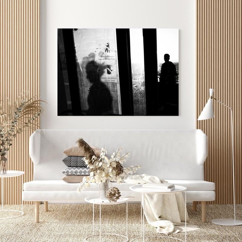 Wandbild - Städtisches Bild mit Silhouetten in extravagant gestaltetem Raum mit minimalistischer Couch-quadratisch