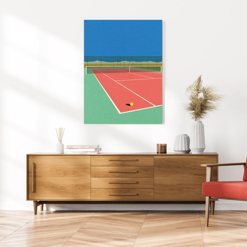 Wandbild - Tennisfeld in der Wüste an cremefarbener Wand über klassischer Holzkommode