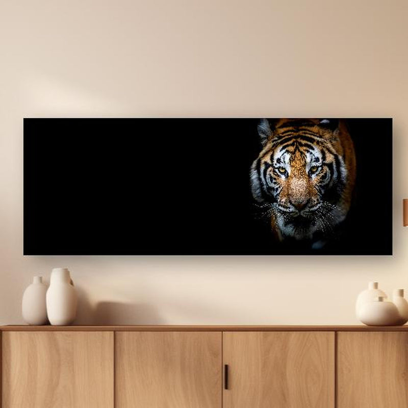 Wandbild - Tiger auf schwarzem Hintergrund in dezentem Wohnzimmer mit geölter Holzkommode Zoom
