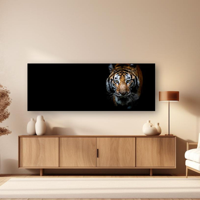 Wandbild - Tiger auf schwarzem Hintergrund in dezentem Wohnzimmer mit geölter Holzkommode