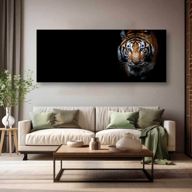 Wandbild - Tiger auf schwarzem Hintergrund in kreativ eingerichtetem Zimmer mit moderner Vase