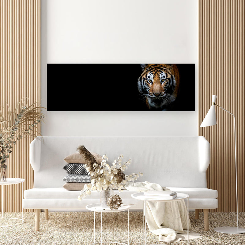 Wandbild - Tiger auf schwarzem Hintergrund in extravagant gestaltetem Raum mit minimalistischer Couch-rechteckig