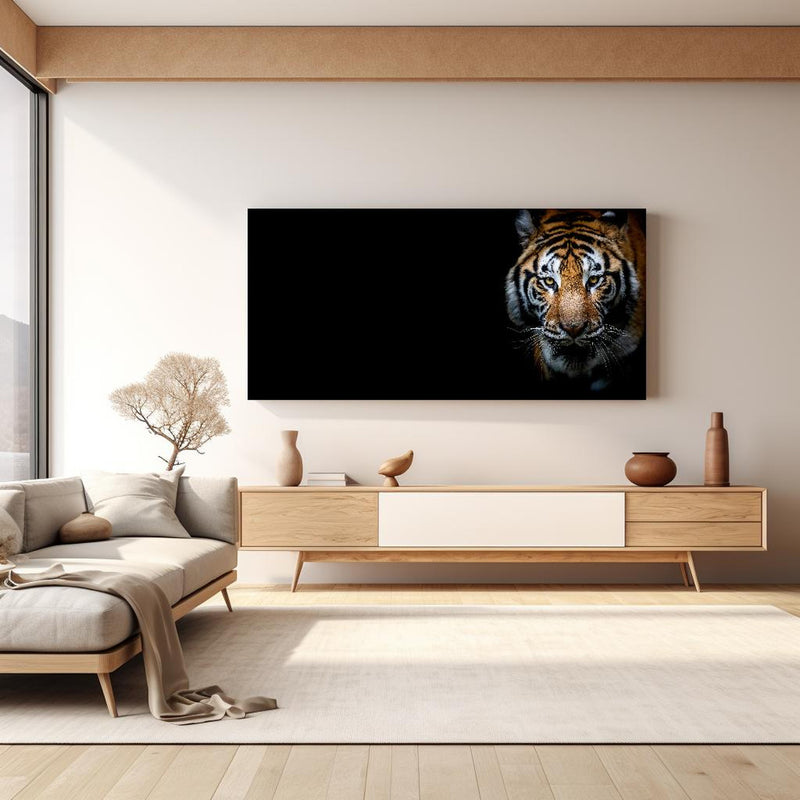 Wandbild - Tiger auf schwarzem Hintergrund in hellem Wohnzimmer über extravaganter Kommode