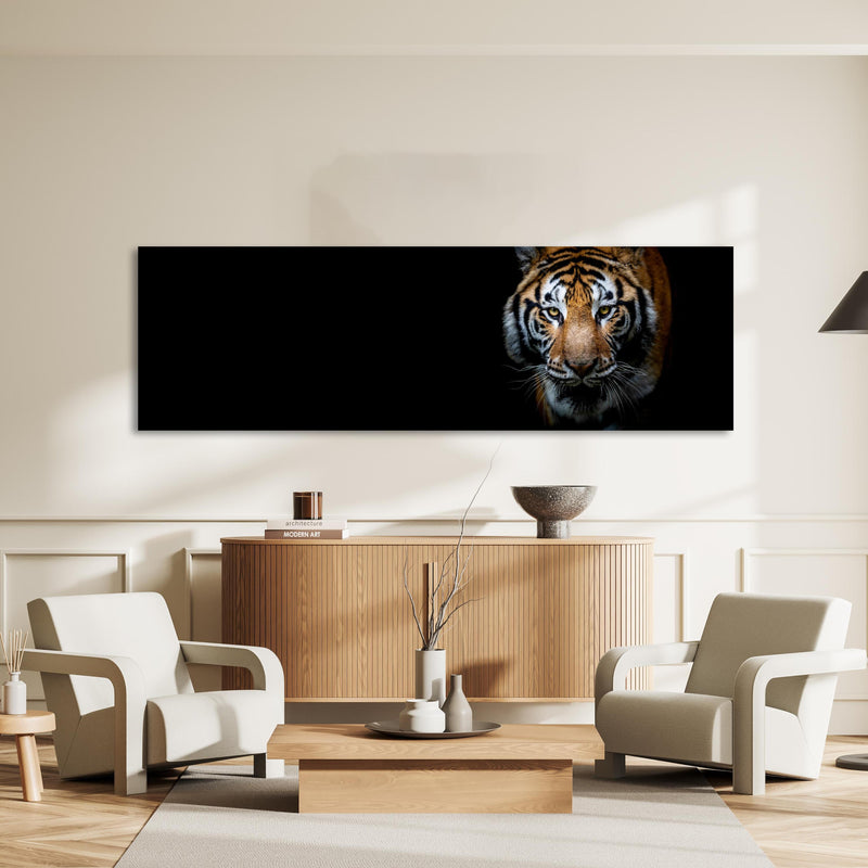 Wandbild - Tiger auf schwarzem Hintergrund an heller Wand über stilvoller Holzkommode im Wohnzimmer