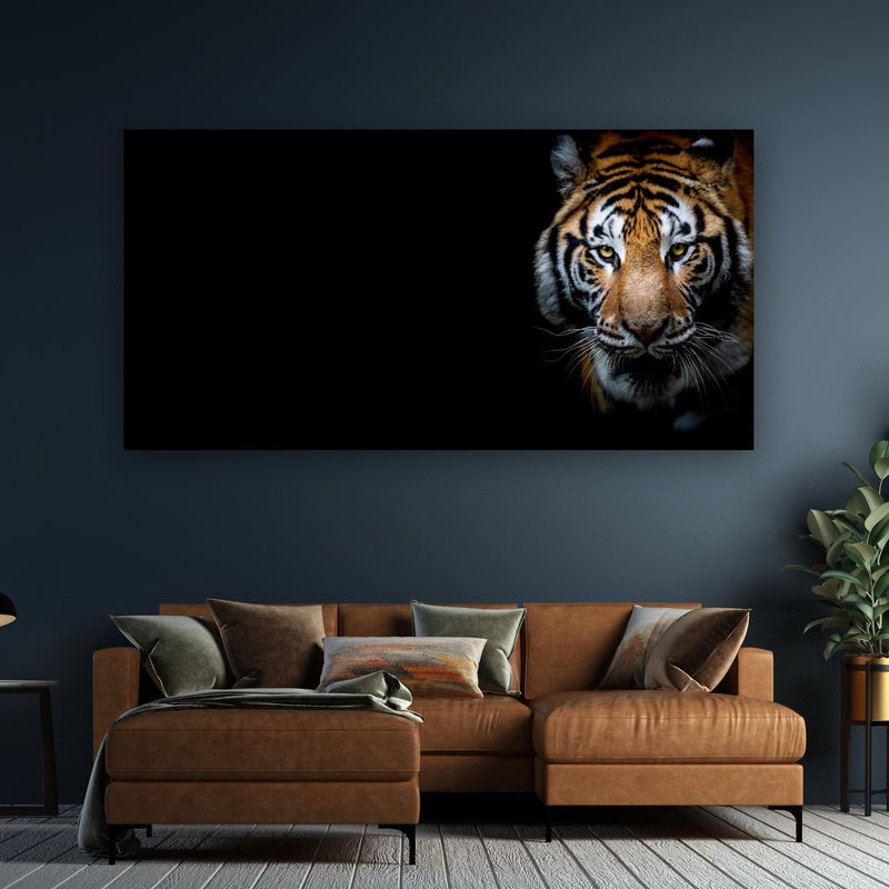 Wandbild - Tiger auf schwarzem Hintergrund an dunkelgrüner Wand über klassischem Sofa