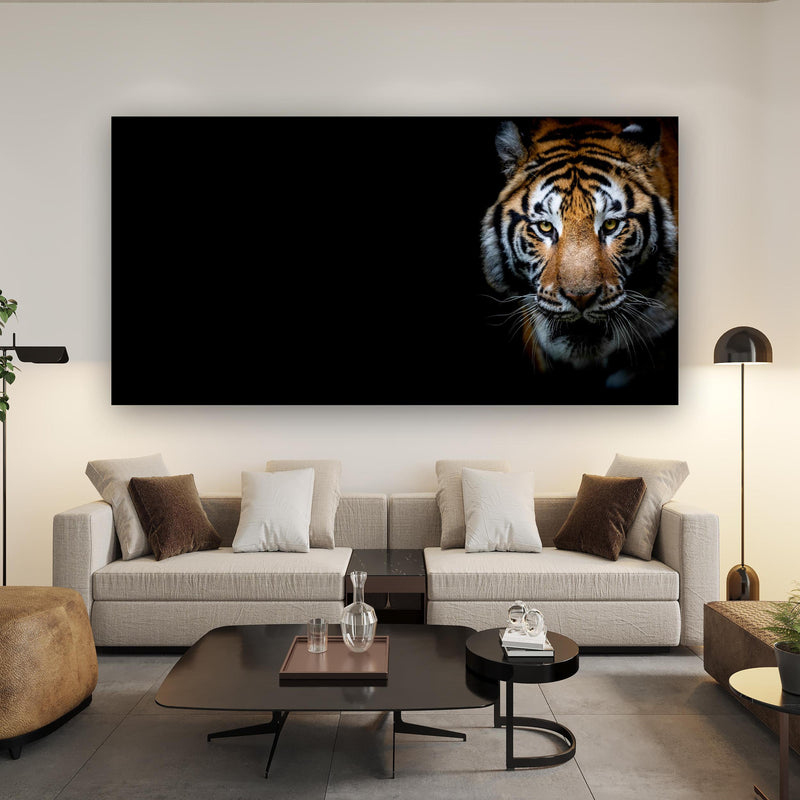 Wandbild - Tiger auf schwarzem Hintergrund über Urban-Stil Couch hinter futuristischem Tisch