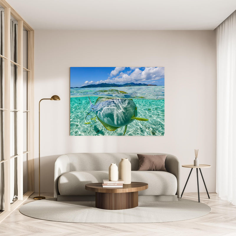 Wandbild - Tropischer Fisch - Unterwasserwelt in minimalistisch eingerichtetem cremefarbenen Wohnzimmer