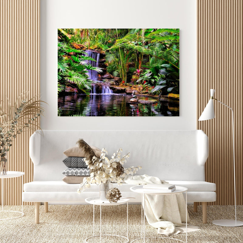 Wandbild - Tropischer Wasserfall in extravagant gestaltetem Raum mit minimalistischer Couch-quadratisch