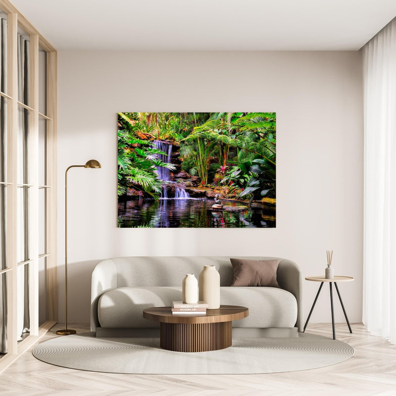 Wandbild - Tropischer Wasserfall in minimalistisch eingerichtetem cremefarbenen Wohnzimmer