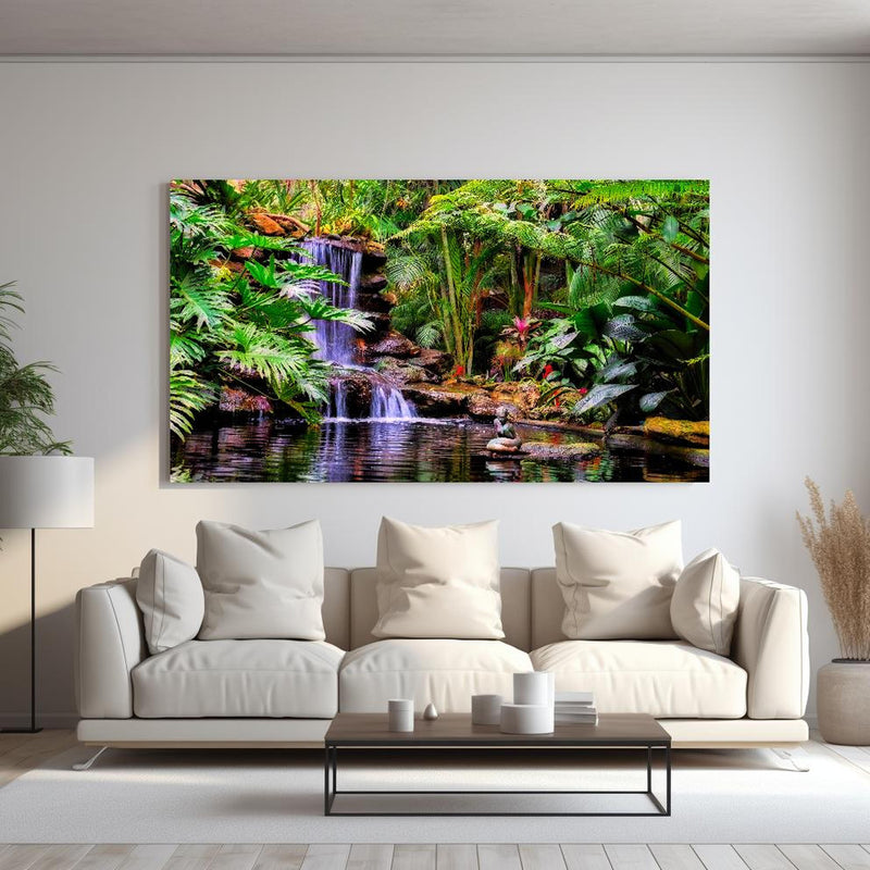 Wandbild - Tropischer Wasserfall hinter sanfter Couch mit cremefarbenen großen Kissen