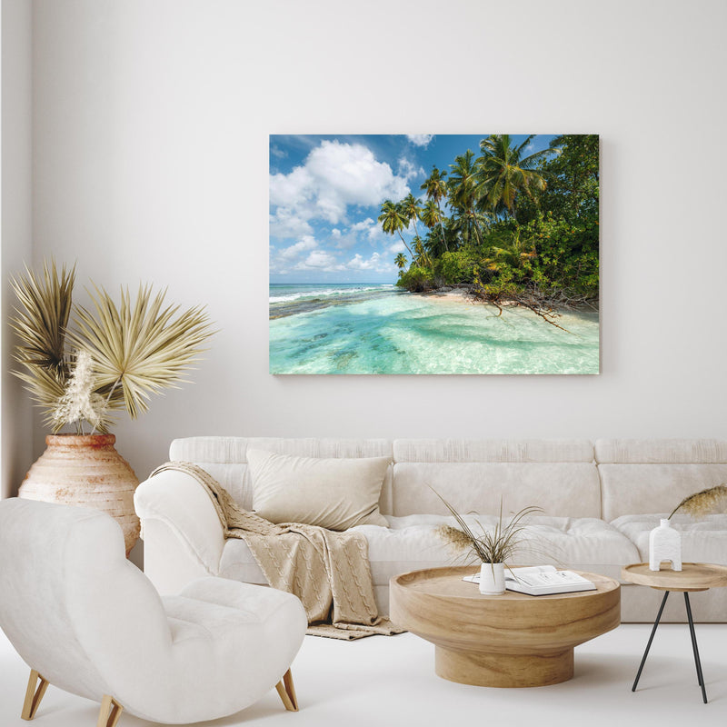 Wandbild - Turquoise Bay in exotisch eingerichtetem Wohnzimmer über gemütlicher Couch
