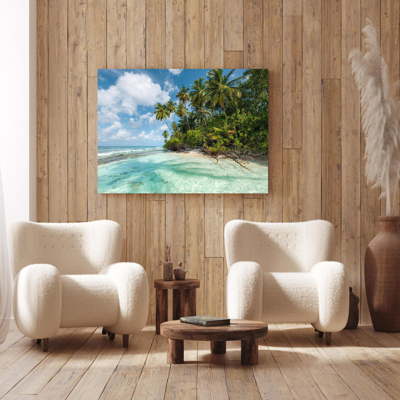 Wandbild - Turquoise Bay an Holzwand hinter sanften Sesseln mit Plüschbezug